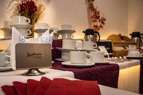 Servicio de café con distintivo Radisson Quinta Rubelinas Cuernavaca
