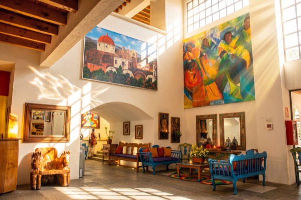 Lobby del hotel con arte y murales de inspiración mexicana