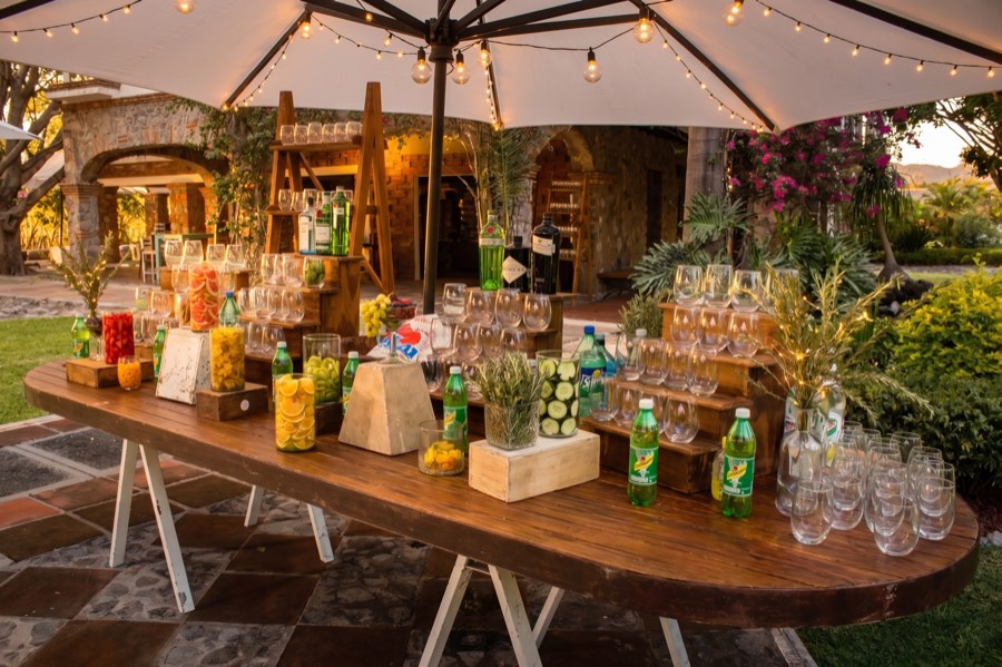 Estación de bebidas y coctelería para eventos al aire libre por la noche