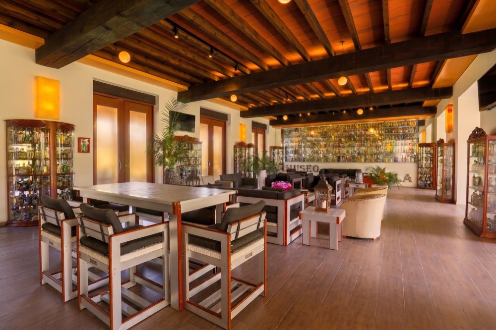 Bar y sala de estar del Museo del Tequila con vitrinas de tequila