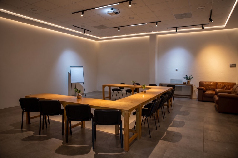 Salón Bugambilias montado tipo mesa directiva en U con rotafolio