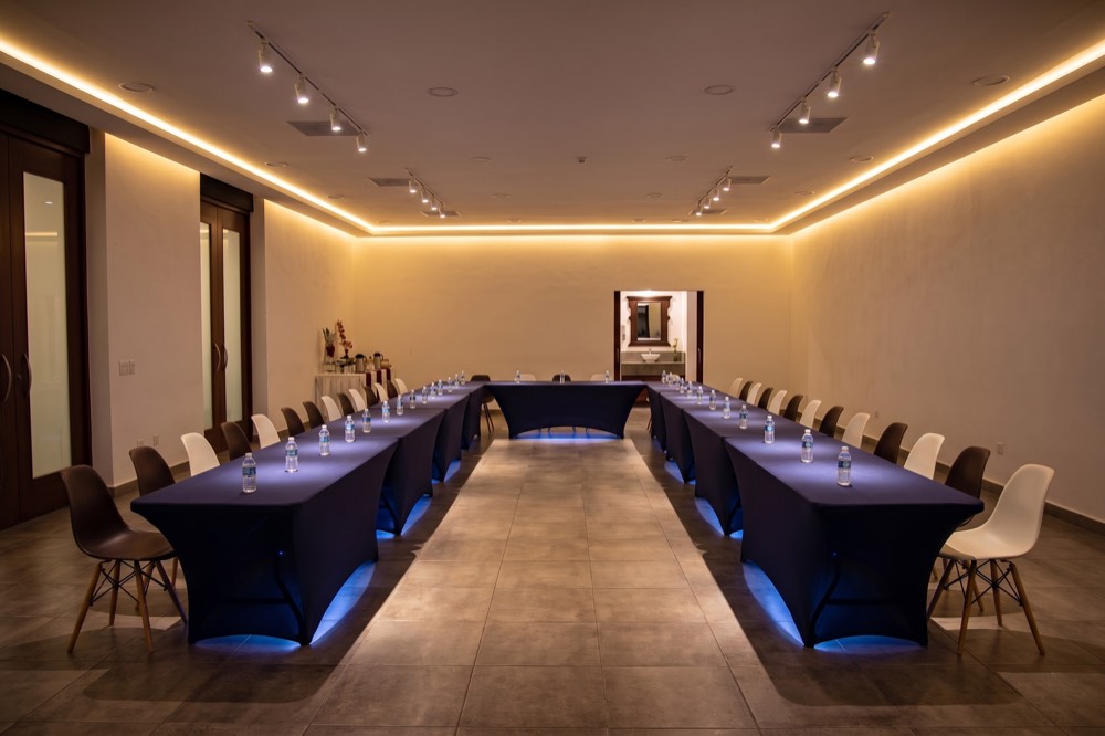 Montaje en U en Salón Bugambilias con agua embotellada e iluminación LED