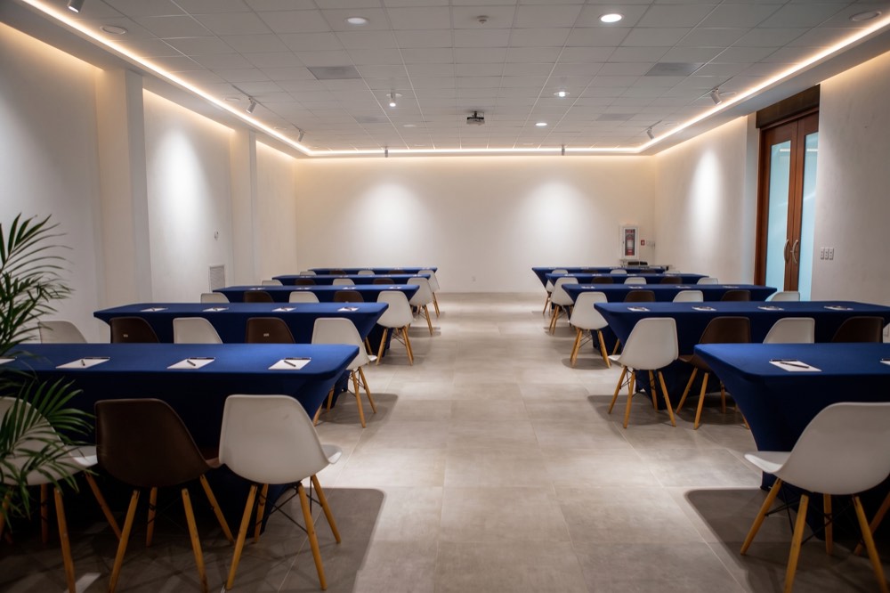 Salón Bugambilias montado estilo escuela con vista a jardín