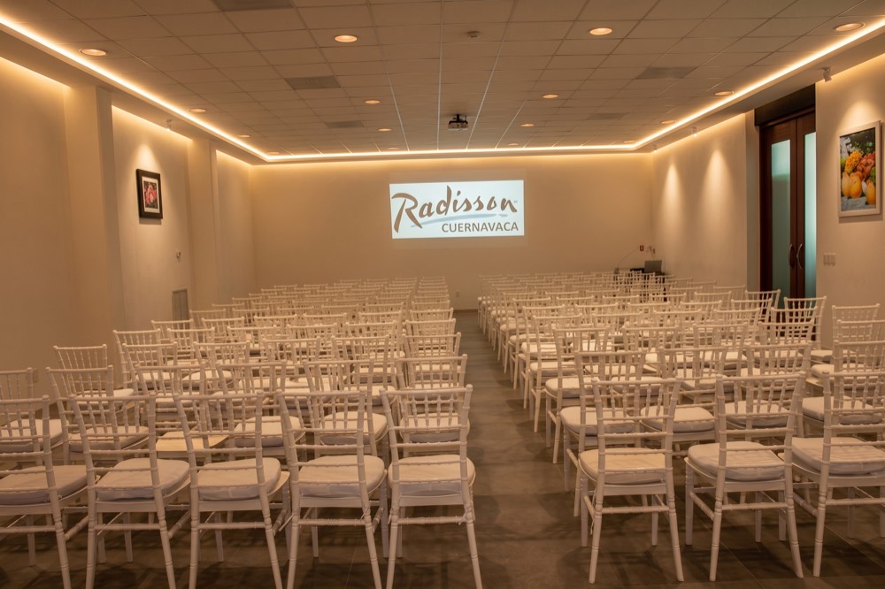 Salón Bugambilias montado tipo auditorio con sillas Chiavari blancas