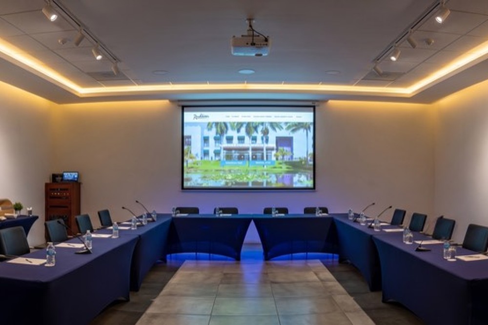 Salón Lirios montado en U con pantalla y estación de café