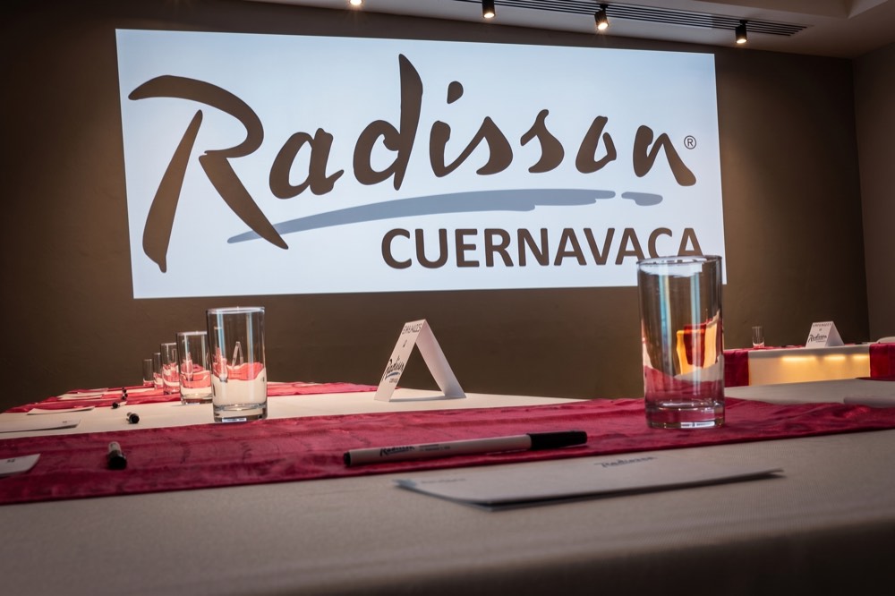 Detalle de montaje de mesa en Salón Lirios con pantalla Radisson Cuernavaca